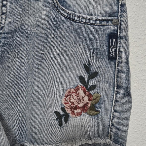 NWT Silver Aiko embroidered distressed shorts size 25 - Picture 2 of 12